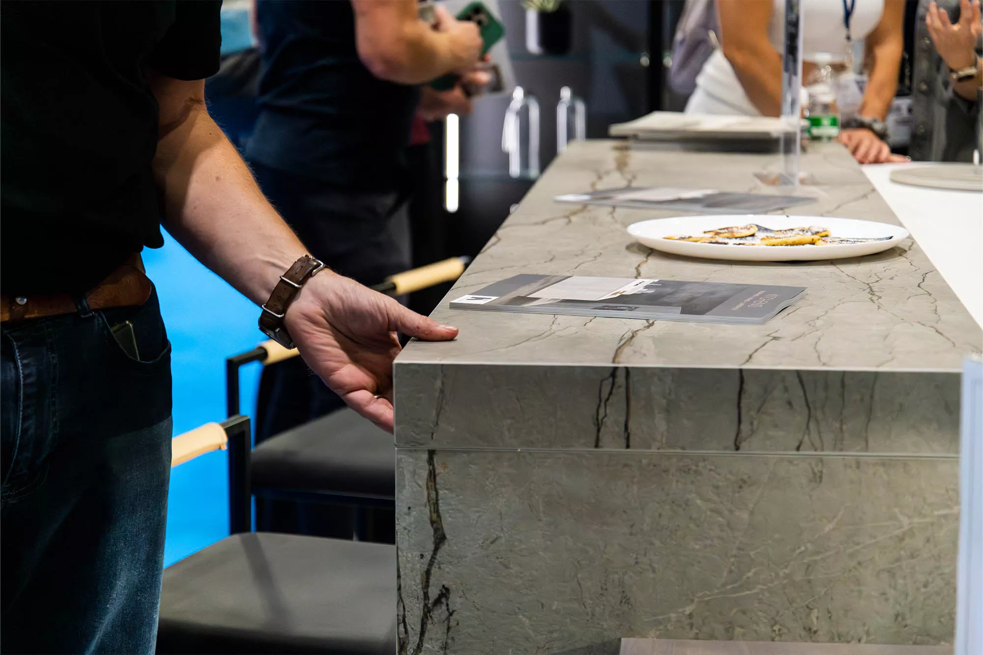 CESARSTONE CLOUDBURST CONCRETE QUARTZ WORKTOPS WITH A PORCELAIN STRAITA 80MM THICK BREAKFAST BAR 